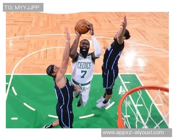 杰伦布朗半场表现平平7投3中三分命中率高但仅得8分助力球队需更努力 杰伦布朗半场表现平平7投3中三分命中率高但仅得8分助力球队需更努力